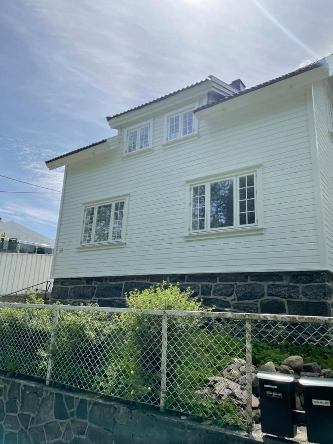 Fin Leilighet, Sentralt Og Sjonaert,Med Parkering Arendal Exterior photo